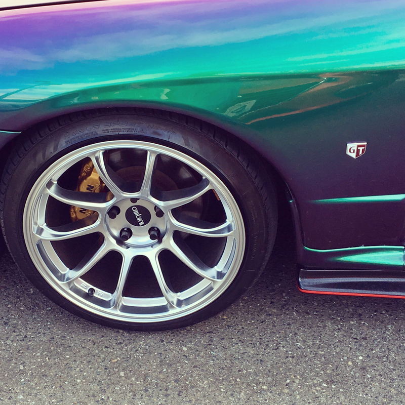 This iridescent R32 Skyline had bronze wheels on one side and silver on the other.